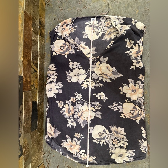 ❤️ BOGO FREE ❤️ Floral Sleeveless Women's Top - Grey and Cream - Old Navy Size S - Picture 9 of 9